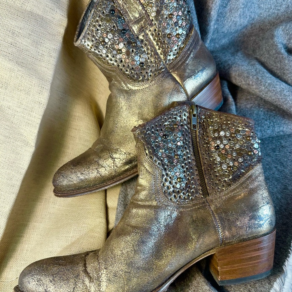 Frye Deborah, Gold Studded Metallic cowboy Boots. Soft distressed leather US 9